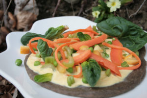 Crêpe épaisse à la farine de lentilles, légumes printaniers