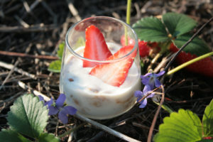 Verrine crémeuse aux fraises, cardamome et croustillants spéculoos