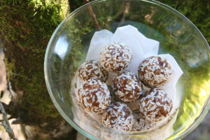 Perles de dattes, essence de citron et neige de coco