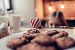 enfant chippe des biscuits