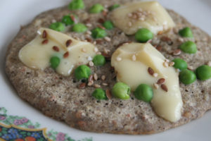 Pancakes aux flocons de sarrasin, reblochon et petits pois