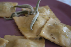 Ravioli au veau, beurre de sauge et citron