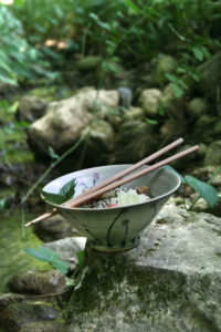 Bouillon de volaille façon thaï à la sauge ananas