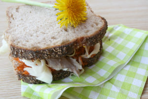 Sandwich fleuri à l’effilochée de cabris pour pique-nique chic