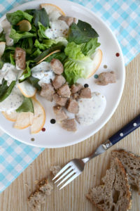 Salade fraîcheur au chevreau, sauce au yaourt de chèvre moutardée