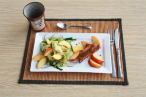 Salade fruitée et pignons de volaille marinés