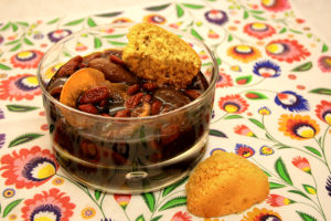 Soupe de fruits séchés et petites éponges de biscuit de Savoie