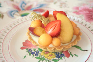 Tartelettes aux fruits d’août et reine des prés