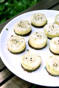 Toasts de pain noir, Tomme de Savoie et concombre mariné