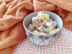 Salade de pommes de terre gourmande et bien relevée