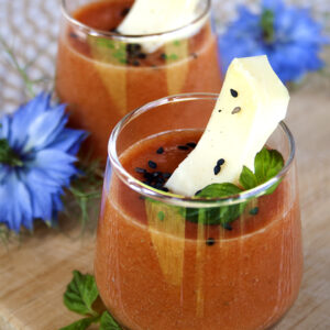 Gaspacho fruité tomate et melon, grosses allumettes de Reblochon et menthe fraîche