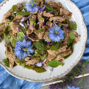 Salade de bœuf émincé, cardamome de la forêt et mélisse fraîche