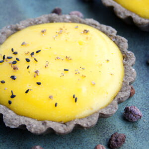 Tartelettes à l’orange, cardamome de la forêt et sésame noir