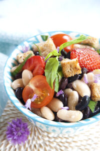 Salade de haricots noirs et blancs façon panzanella